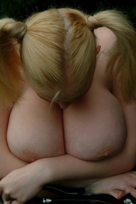 big boobs teen amature nude image 7